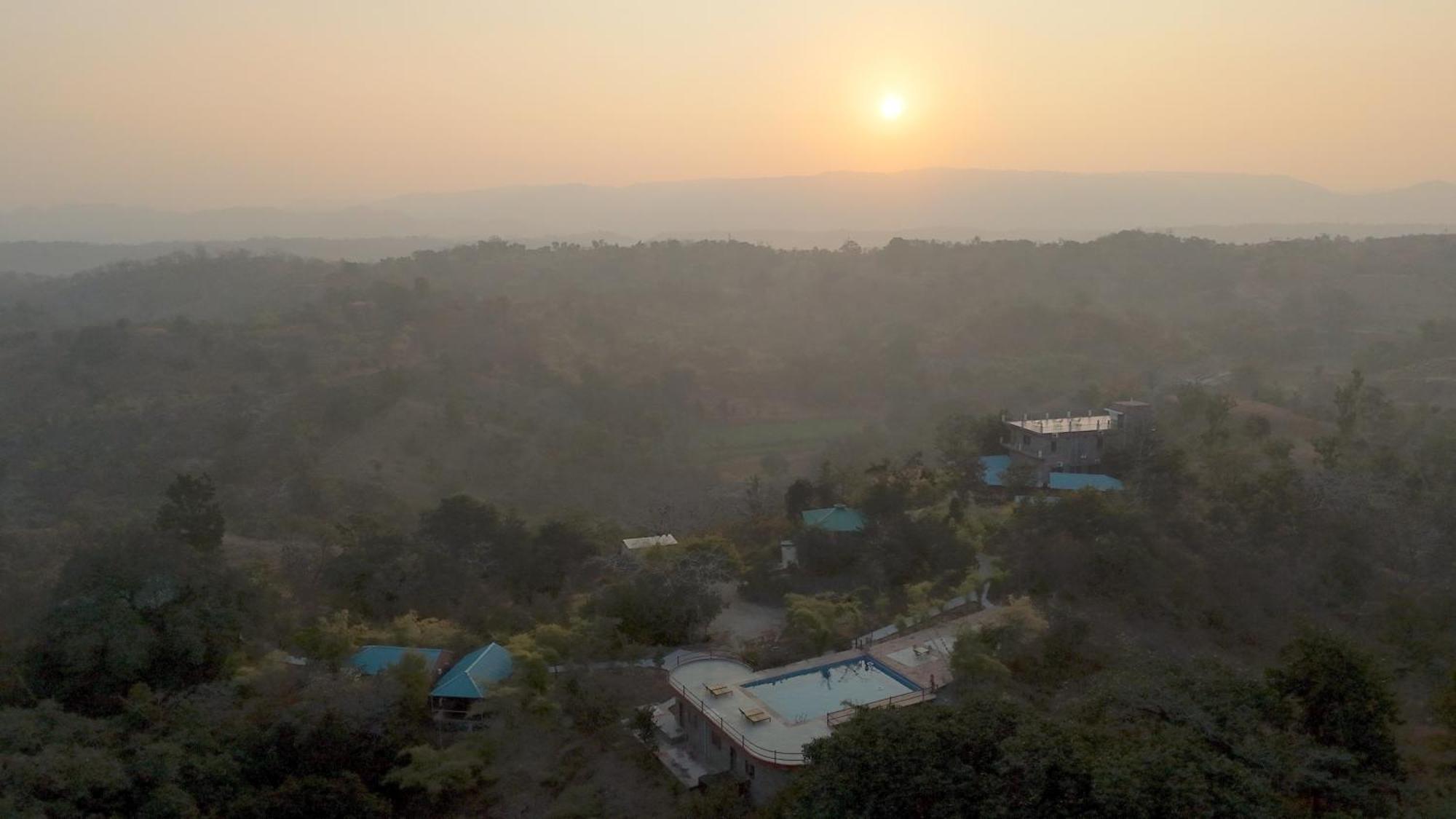 The Sky Imperial Jungle Camp Resort クンバルガル エクステリア 写真